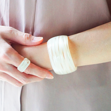 画像をギャラリービューアに読み込む, Bangle バングル＜Wide＞（B71 milky white）
