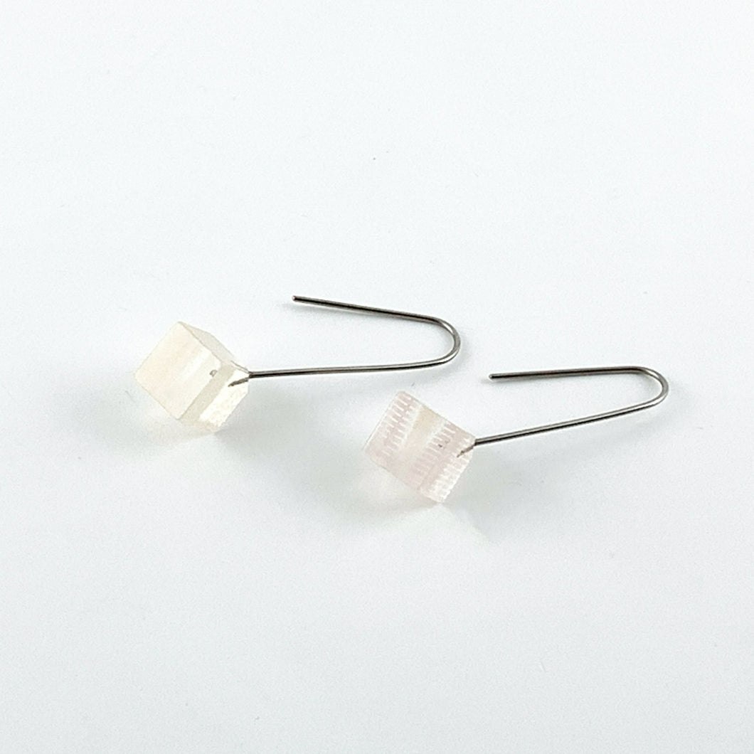 Cube Pierced キューブピアス（L37 white lame）